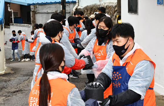 중앙그룹ㆍKT&G 공동 연탄나눔 봉사활동이 25일 서울 노원구 상계동에서 열렸다. 이날 두 회사 임직원들이 연탄을 날라 에너지 취약계층 세대에 전달했다. 김종호 기자