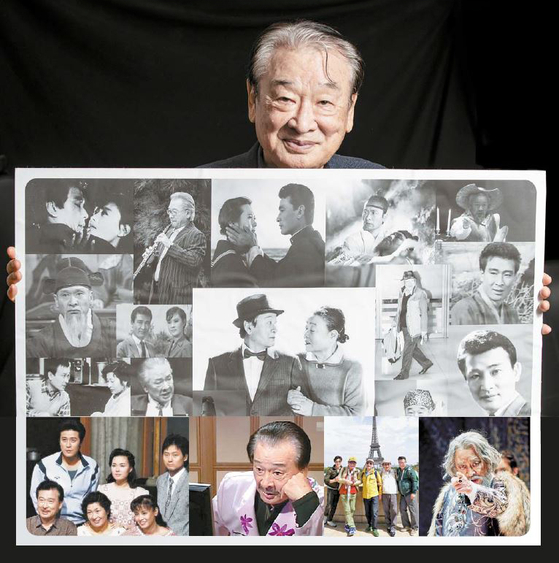 고 이순재는 1956년 연극 ‘지평선 너머’로 데뷔한 이래, 다양한 매체를 넘나들며 변화하는 시대를 온몸으로 보여줬다. 고인이 들고 있는 스크랩 사진에는 흑백TV 시대의 초기 작품부터 영화, 드라마, 연극 등 다양한 매체 속 이순재 얼굴이 담겼다. 컬러 사진으로 ‘사랑이 뭐길래’, ‘거침없이 하이킥’, ‘꽃보다 할배’, ‘리어왕’ 등 각 장르별 이순재의 대표작을 추가했다. 권혁재 사진전문기자, [중앙포토·tvN·연우무대·에이티알]