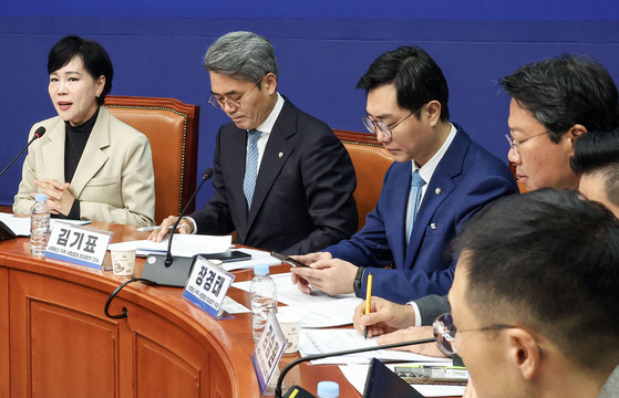 전현희 더불어민주당 사법개혁 정상화 TF 단장(왼쪽)이 25일 서울 여의도 국회에서 열린 입법공청회에 참석해 발언하고 있다. 김성룡 기자