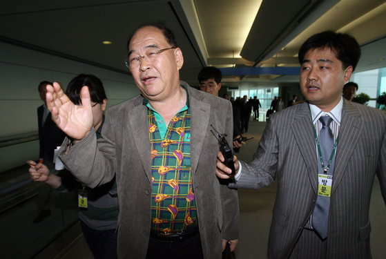 지난 2007년 혁신세미나 명목으로 외유성 남미 방문에 나섰던 공공기간 감사단 중 일부가 인천국제공항을 통해 입국하고 있다. [중앙포토]