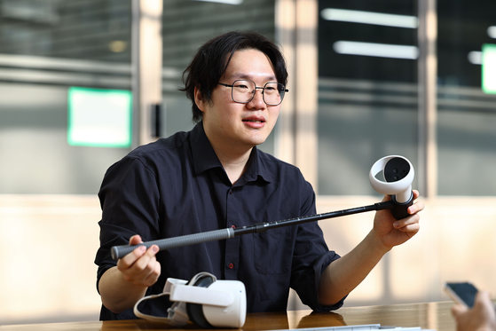한양대ERICA 교내 창업기업인 ㈜일리소프트 안호준 대표가 18일 경기도 안산시 한양ERICA캠퍼스에서 현재 개발중인 시각장애인 지원용 스포츠 디바이스를 소개하고 있다. 김종호 기자.