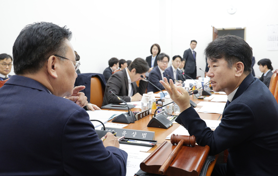  문진석 더불어민주당 원내수석(오른쪽)과 유상범 국민의힘 원내수석이 25일 서울 여의도 국회 운영위원회에서 열린 국회운영위원회 예산결산심사소위원회에서 대화하고 있다.뉴스1