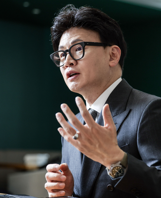 한동훈 전 대표는 “8·22 전당 대회 출마 여부를 놓고 200여분의 말씀을 들었는데 ‘쉬어가는 게 맞다’는 의견이 많아 출마를 접었다”면서 “유연성을 유지하며 주변의 조언을 경청하려 노력하고 있다”고 했다. 김성룡 기자