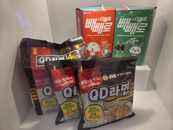 2022년 삼성디스플레이도 퀀텀닷 유기발광다이오드(QD OLED)의 수율 85% 달성을 기념해 오뚜기와 콜라보해 한정판 ‘QD라면’을 제작했다. 박해리 기자