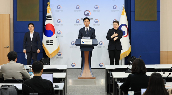 김민재 행정안전부 차관이 26일 오전 서울 종로구 정부서울청사 별관에서 지방의원 임기만료 전 외유성 공무국외출장 방지 대책 브리핑을 하고 있다. [뉴스1]