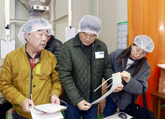 지난 3월 일본 니가타현을 방문한 칠곡군 농업 드림팀이 일본 야이로물산의 포장지를 살펴보며 포장 디자인과 품질을 비교하고 있다. 사진 칠곡군