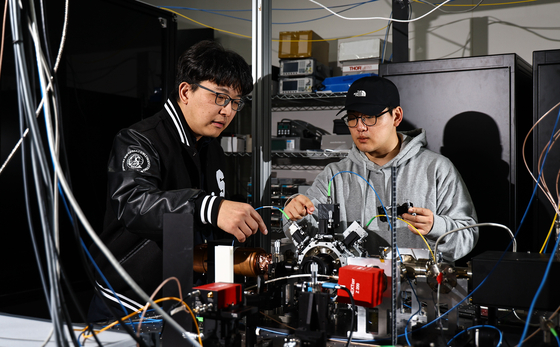 김준기 성균관대 양자정보공학과 교수(왼쪽)가 20일 경기도 수원 성균관대 연구실에서 입자 운동 제어 실험을 하고 있다. 김 교수는 지난해 이온 포획 기술 개발 사업으로 연구비 73억원을 따냈다. 김종호 기자