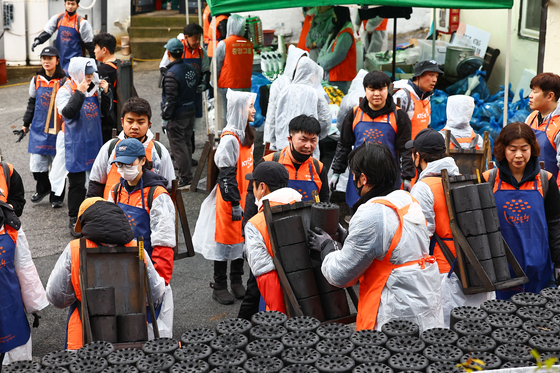 중앙그룹ㆍKT&G 공동 연탄나눔 봉사활동이 25일 서울 노원구 상계동에서 열렸다. 이날 두 회사 임직원들이 연탄을 날라 에너지 취약계층 세대에 전달했다. 김종호 기자