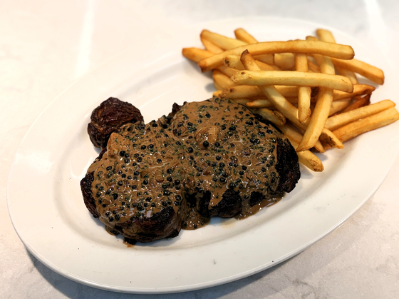 페퍼콘 소스를 얹은 스테이크. 사진 김광중 