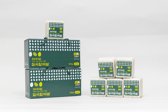 경북 칠곡군이 공식 출시한 ‘프리미엄칠곡할매쌀’ 300g 소포장 제품과 6팩 구성 선물세트. 사진 칠곡군