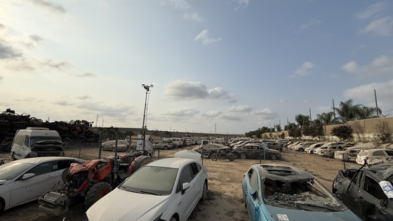이스라엘 남부 트쿠마 마을의 자동차 무덤. 2023년 10월 7일 이스라엘 232번 도로에서 하마스의 기습 침공으로 파괴된 차량을 모아 추모 공간으로 만들었다. 이근평 기자