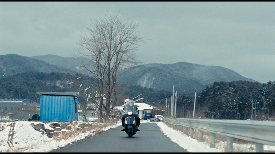 26일 개봉한 영화 '속초에서의 겨울'. 장기연애를 해 온 수하(벨라 킴)는 시장에서 일하는 엄마와 단둘이 산다. 사진 누리픽쳐스