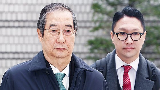 윤석열 전 대통령의 12·3 비상계엄을 적극적으로 말리지 않은 혐의로 재판에 넘겨진 한덕수 전 국무총리가 26일 오전 서울 서초구 서울중앙지방법원에서 열린 내란 우두머리 방조, 내란 중요임무 종사 등 혐의 사건 1심 결심 공판에 출석하고 있다. 뉴스1