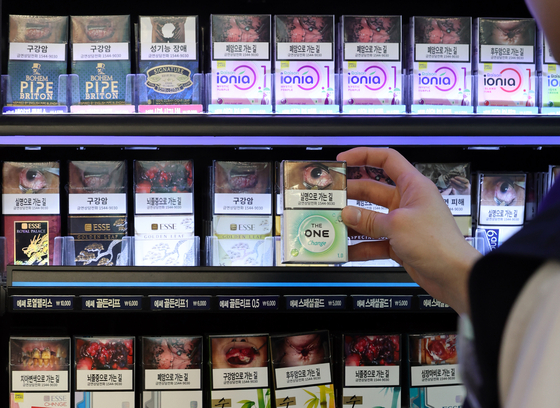 서울 시내 한 편의점에서 직원이 담배를 정리하고 있다. 뉴스1