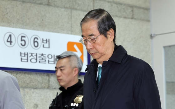 한덕수 전 국무총리가 26일 오전 서울중앙지법에서 열린 결심공판을 마치고 법원 청사를 나서고 있다. 강정현 기자