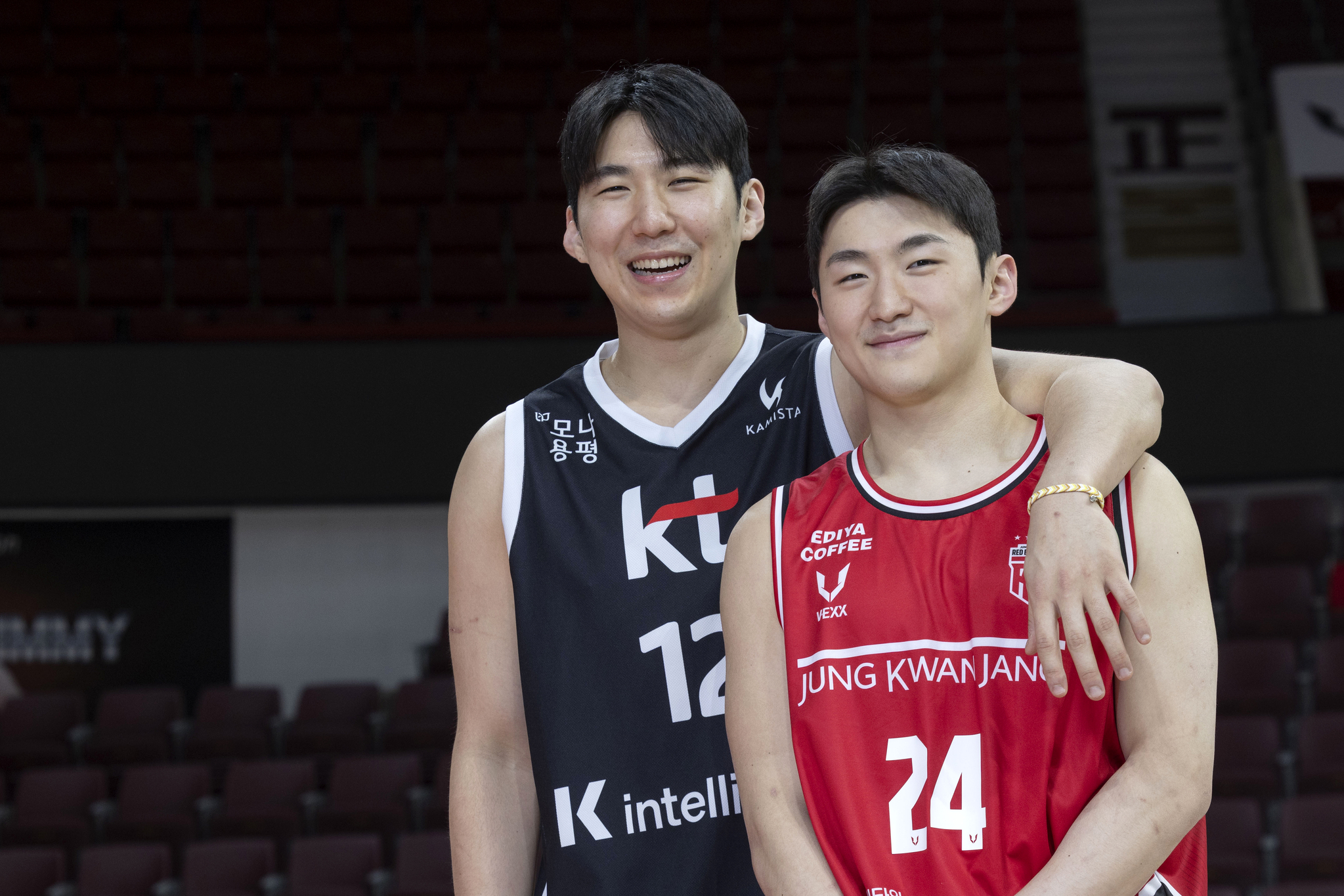 안양 정관장 문유현(오른쪽)과 수원 KT 문정현 형제. 장진영 기자