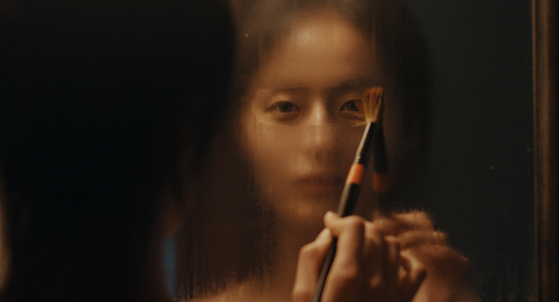 수하를 연기한 벨라 킴(사진)은 이번이 첫 배우 데뷔작이다. 킴은 얀과 수하가 어떤 관계라고 생각하느냐는 질문에 "연인 간의 사랑보다는 인간이 느낄 수 있는 사랑이라는 감정이라고 생각한다"고 전했다. 사진 누리픽쳐스