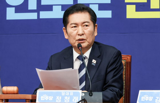 정청래 더불어민주당 대표가 26일 오전 국회에서 열린 최고위원회의에 참석해 발언하고 있다. 김성룡 기자