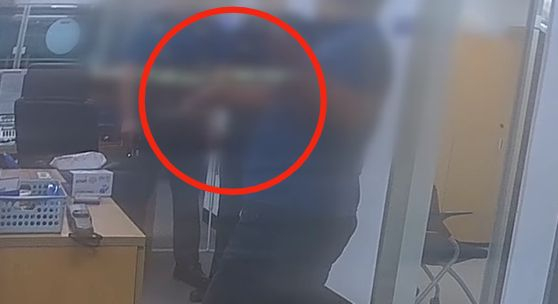 2023년 8월 경기 안산시 상록구 한 파출소에서 흉기를 휘두르며 난동을 부리는 60대 남성이 경찰 테이저건을 맞고 현장에서 체포됐다. 사진 경찰청 유튜브 캡처