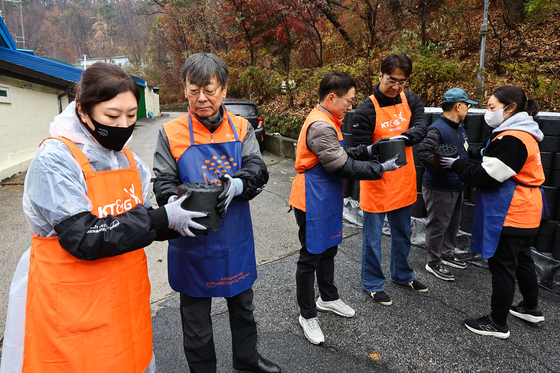 중앙그룹ㆍKT&G 공동 연탄나눔 봉사활동이 25일 서울 노원구 상계동에서 열렸다. 이날 두 회사 임직원들이 연탄을 날라 에너지 취약계층 세대에 전달했다. 김종호 기자