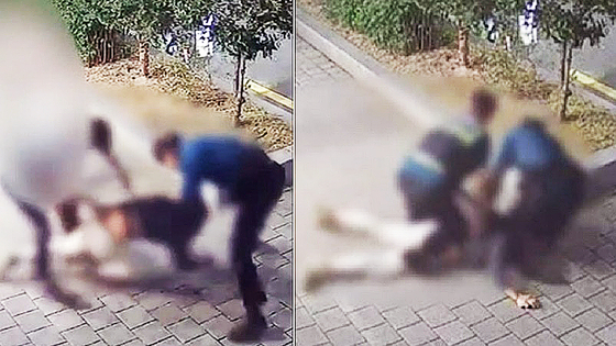 9월 27일 오전 울산 남구의 한 도로에서 30대 A씨가 경찰관들에게 제압당하고 있다. 연합뉴스