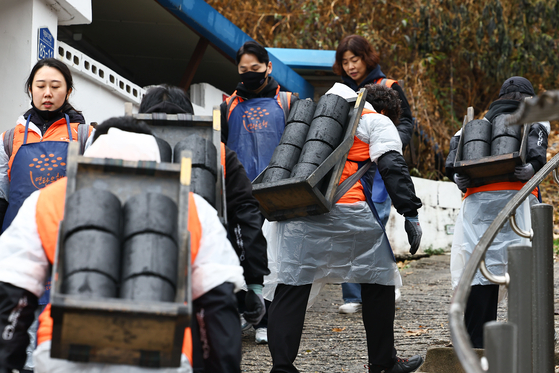 중앙그룹ㆍKT&G 공동 연탄나눔 봉사활동이 25일 서울 노원구 상계동에서 열렸다. 이날 두 회사 임직원들이 연탄을 날라 에너지 취약계층 세대에 전달했다. 김종호 기자