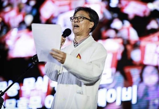 시국 집회에 사회자로 나선 중학교 교사 백금렬씨. 연합뉴스