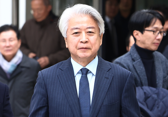 사업가로부터 6000만원의 불법 정치자금 수수 혐의를 받는 노웅래 전 더불어민주당 의원이 26일 오전 서울 서초구 서울중앙지방법원에서 열린 1심 선고 공판을 마치고 나오고 있다. 이날 노 전 의원은 1심에서 무죄를 선고 받았다. 뉴스1