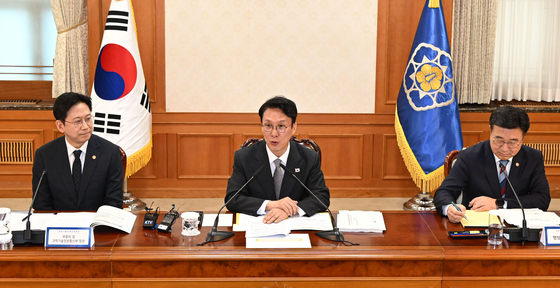 김민석 국무총리(가운데)가 지난 24일 정부서울청사에서 열린 제1회 과학기술관계장관회의에 참석해 발언하고 있다. 뉴시스