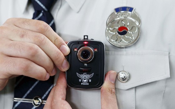 영상과 음성을 녹화·녹음할 수 있는 카메라인 ‘바디캠’의 모습. 중앙포토