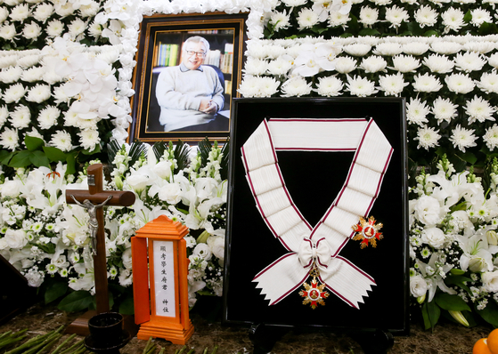 정부가 고 이순재 배우에게 금관문화훈장(1등급)을 추서한 가운데 지난 25일 고인의 빈소가 마련된 서울아산병원 장례식장 영정 옆에 훈장이 놓여 있다. 사진공동취재단