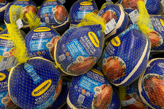 지난 6일 미국 뉴욕주 밸리스트림의 한 월마트 매장에서 판매 중인 추수감사절 식사 키트에 담긴 냉동 칠면조 고기. 로이터=연합뉴스
