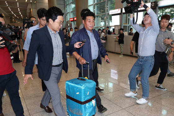 지난 2017년 충북 지역 수해에도 불구하고 외유성 유럽 연수 논란을 일으킨 충북도의회 의원들이 인천국제공항을 통해 입국하고 있다. 장진영 기자