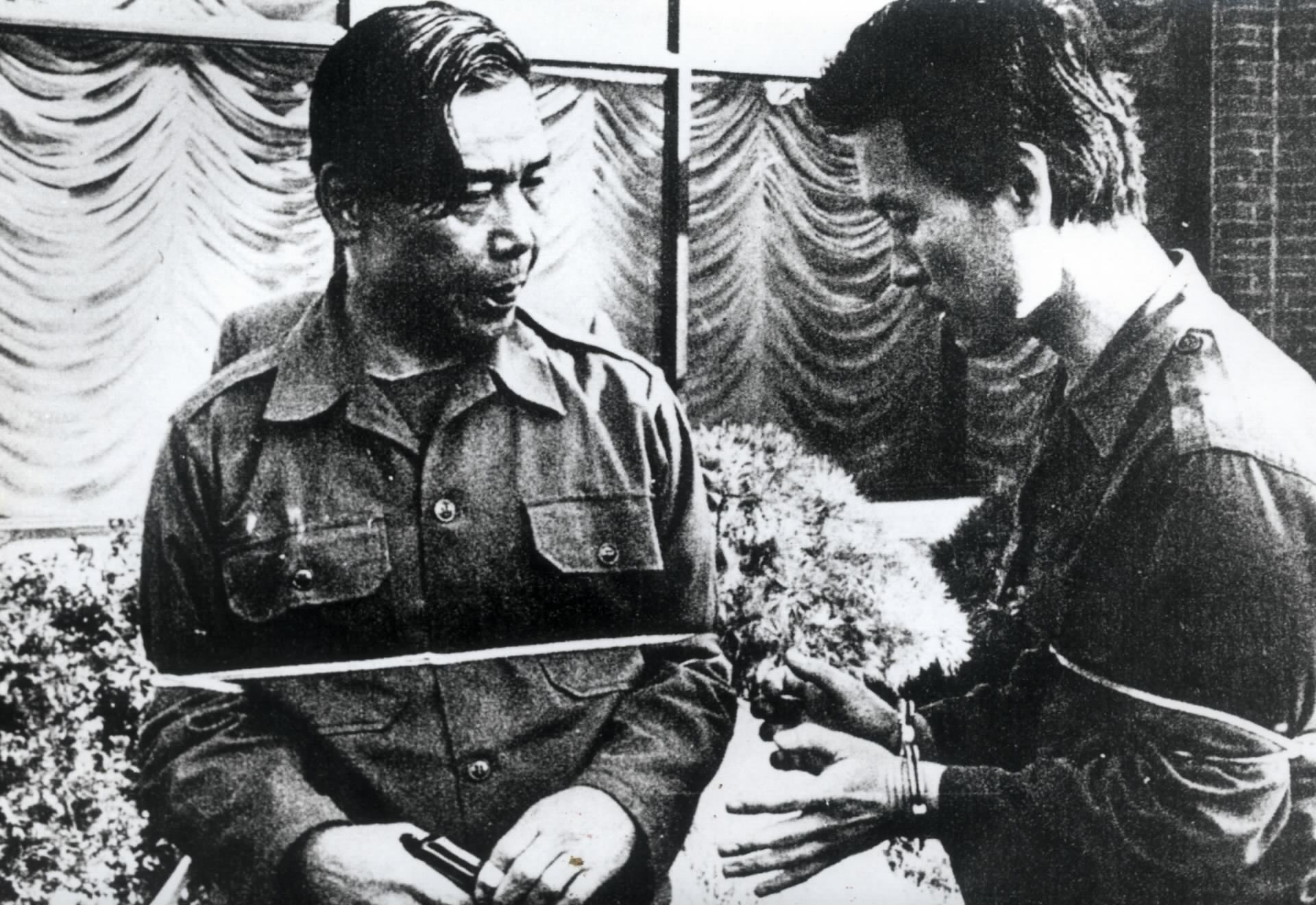 지난 1979년 당시 김재규 중정부장이 박정희 전 대통령 시해사건 현장 검증에서 상황을 재연하는 모습. 연합뉴스