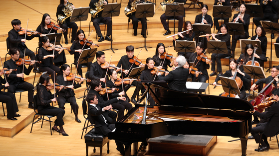 25일 롯데콘서트홀에서 ‘더 피아노 오디세이’ 콘서트가 열렸다. 중앙일보 창간 60주년을 기념하는 이번 연주회에선 지휘자 김대진이 피아니스트 김도현(사진)·박종해·이진상과 호흡을 맞췄다. 이들은 그리그·차이콥스키·라흐마니노프의 피아노 협주곡을 각각 연주했다. 김경록 기자