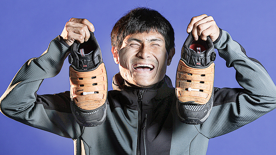  건설 비계공 출신 마라토너 심진석씨가 24일 서울 마포구 중앙일보 스튜디오에서 인터뷰하며 자신이 훈련 때 신는 안전화를 들어 보이고 있다. 김경록 기자