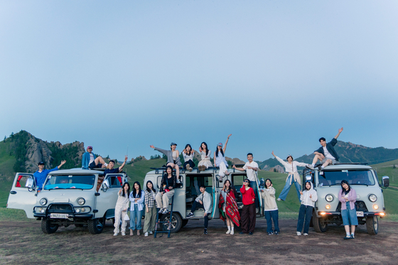 패키지 여행을 즐기는 MZ가 늘고 있따. 사진은 20~30대만 참가할 수 있는 '밍글링투어' 몽골 로드트립 참가자들. 사진 하나투어