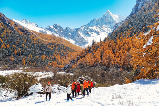 4000m 높이에서 6000m 설산을 바라보며 대자연을 만끽하는 야딩 풍경구. 1년에 단 며칠만 빨간 단풍과 하얀 눈이 섞인 절경을 경험할 수 있다.