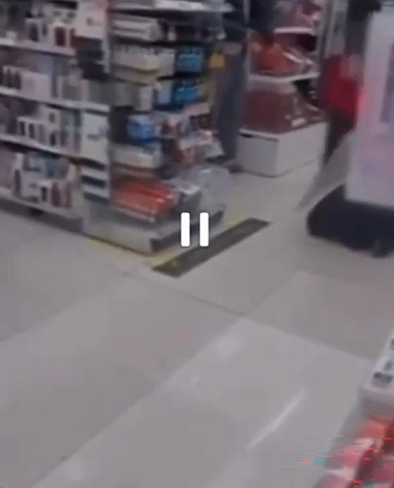 지난 21일 순천 다이소 매장에서 직원이 여성 손님앞에 무릎꿇은 채 손으로 빌며 사과하고 있다. 사진 온라인 커뮤니티 캡처