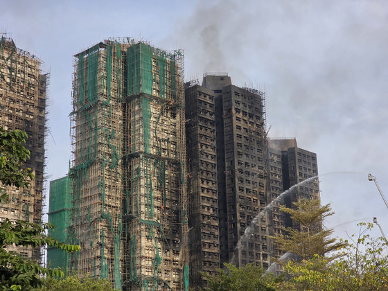 화재 발생 만 하루가 지난 홍콩 타이포 대형 화재 현장에 고가사다리 소방차가 잔불정리를 하고 있다. 매캐한 냄새가 여전히 코를 찔렀다. 홍콩=이도성 특파원