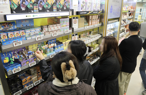 27일 오후, 프리오픈부터 고객으로 북적이는 이마트24의 플래그십스토어 '트렌드랩 성수점'의 모습. 사진 이마트24