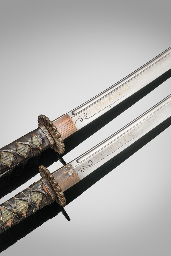 국립중앙박물관은 충무공 이순신 탄신 480주년 및 광복 80주년 기념특별전 '우리들의 이순신'을 2025년 11월 28일부터 2026년 3월 3일까지 특별전시실2에서 연다. 국보 6건 15점을 포함해 총 258건 369점의 전시품을 선보이는 사상 최대 규모의 이순신 전시다. 사진은 나란히 선보이는 이순신 장검. 사진 국립중앙박물관