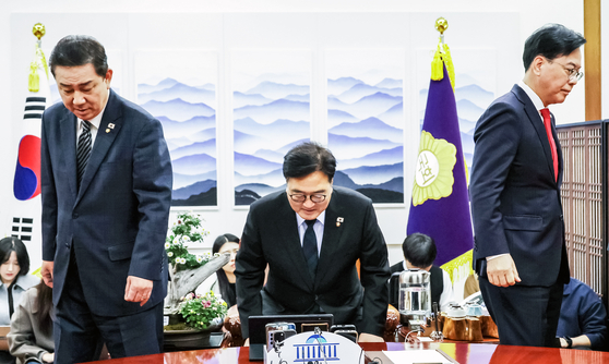 우원식 국회의장(가운데)과 김병기 더불어민주당(왼쪽), 송언석 국민의힘 원내대표가 27일 국회 의장실에서 열린 여야원내대표 회동에서 기념촬영을 마친후 각자 자리로 돌아가고 있다. 연합뉴스