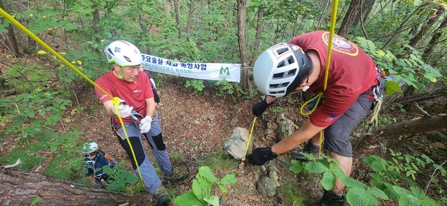 대한산악구조협회는 산림청과 한국등산·트레킹지원센터의 지원을 받아 '2025 주요숲길 사고 예방사업'을 전국 주요 숲길 20개소(동서트레일 3개소 구간을 포함)에서 전개했다고 밝혔다. / 대한산악구조협회