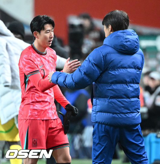 [OSEN=서울월드컵경기장, 이대선 기자] 홍명보호가 어려운 경기 끝에 2025년 마지막 A매치를 승리로 장식했다.홍명보 감독이 이끄는 한국 축구대표팀은 18일 오후 8시 서울월드컵경기장에서 열린11월 A매치 두 번째 친선경기에서'아프리카 강호' 가나를 상대로 1-0 승리했다.내달 2026 국제축구연맹(FIFA) 북중미 월드컵 조 추첨을 앞두고 열리는 마지막 평가전이었다.한국은 가나까지 잡아내면서 사상 최초로월드컵 포트 2를 확정하게 됐다.후반 대한민국 손흥민이 교체되며 홍명보 감독과 하이파이브를 나누고 있다. 2025.11.18 /sunday@osen.co.kr