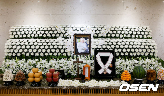 [OSEN=사진팀]지난 25일 별세한 고(故) 이순재 배우(향년 91세)에게 정부가 ‘금관문화훈장(1등급)'을 추서했다.문화훈장은 문화예술 발전과 국민 문화 향유에 기여한 공적이 뚜렷한 자에게 수여하는 훈장이다.배우가 금관문화훈장에 이름을 올리는 것은 2021년윤여정, 2022년이정재에 이어 3년 만이다.故이순재는 25일 새벽 세상을 떠났다. 고인의 빈소는 서울아산병원 장례식장 30호실에 마련됐다. 발인은 27일 오전 6시 20분 엄수되며, 장지는 이천 에덴낙원이다.고인의 제단에 금관문화훈장에 놓여 있다. 2025.11.26/photo@osen.co.kr<사진=사진공동취재단>