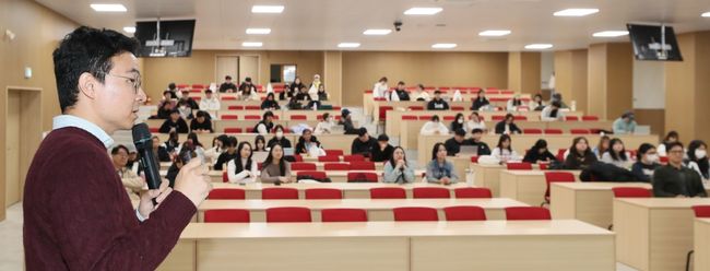 AI 기반 교육 혁신에 집중하고 있는 우석대가 재학생들의 AI 역량 강화를 위한 특강을 지속적으로 이어가고 있다. / 우석대