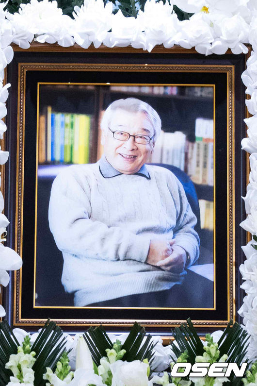 [OSEN=사진팀] 원로배우故 이순재의 의 빈소가 25일 서울아산병원 장례식장에 마련됐다.발인은 27일 오전 6시 20분, 장지는 경기 이천 에덴낙원이다.故 이순재는 국내 최고령 현역 배우로 70년 가까이 다양한 연극과 드라마, 영화, 예능을 넘나들며 활약했다. 최근까지 연극 '고도를 기다리며를 기다리며'와 KBS 2TV 드라마 '개소리' 출연하는 등 활동을 이어갔다.2025.11.25 / photo@osen.co.kr   <사진=사진공동취재단>