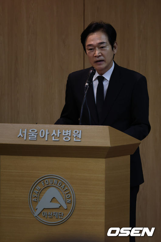 [OSEN=조은정 기자] 故 이순재의 영결식과 및 발인이 27일 오전 서울 송파구 서울아산병원 장례식장에서 엄수됐다.영결식은 배우 정보석이 사회를 맡고 배우 김영철과 하지원이 추도사를 맡아 의미를 더했다. 정보석은 레전드 시트콤으로 회자되는 '거침없이 하이킥'에서 이순재의 극 중 사위로 등장했고, 하지원은 이순재의 연극 무대들을 챙겨보며 팬클럽 회장을 자처했던 터. 고인의 발자취를 함께 해온 후배 연기자들의 추모가 의미를 더했다.배우 정보석이 故 이순재의 영결식에서 사회를 보고 있다. 2025.11.27/cej@osen.co.kr