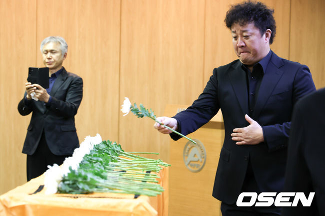 [OSEN=조은정 기자] 故 이순재의 영결식과 및 발인이 27일 오전 서울 송파구 서울아산병원 장례식장에서 엄수됐다.영결식은 배우 정보석이 사회를 맡고 배우 김영철과 하지원이 추도사를 맡아 의미를 더했다. 특히 정보석은 레전드 시트콤으로 회자되는 '거침없이 하이킥'에서 이순재의 극 중 사위로 등장했고, 하지원은 이순재의 연극 무대들을 챙겨보며 팬클럽 회장을 자처했던 터. 고인의 발자취를 함께 해온 후배 연기자들의 추모가 의미를 더했다.배우 정준하가 헌화하고 있다. 2025.11.27/cej@osen.co.kr